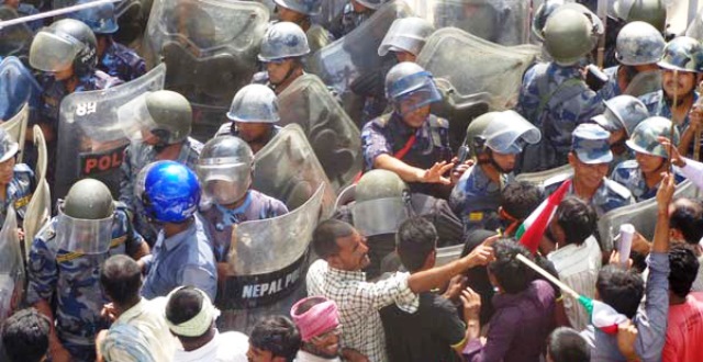 रौतहटमा राजपा कार्यकर्ता र नेपाली कांग्रेस कार्यकर्ताबीच झडप।