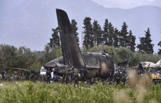 अल्जेरियामा सैनिक विमान दुर्घटनाग्रस्त हुँदा २५० भन्दा धेरैको ज्यान गयो |