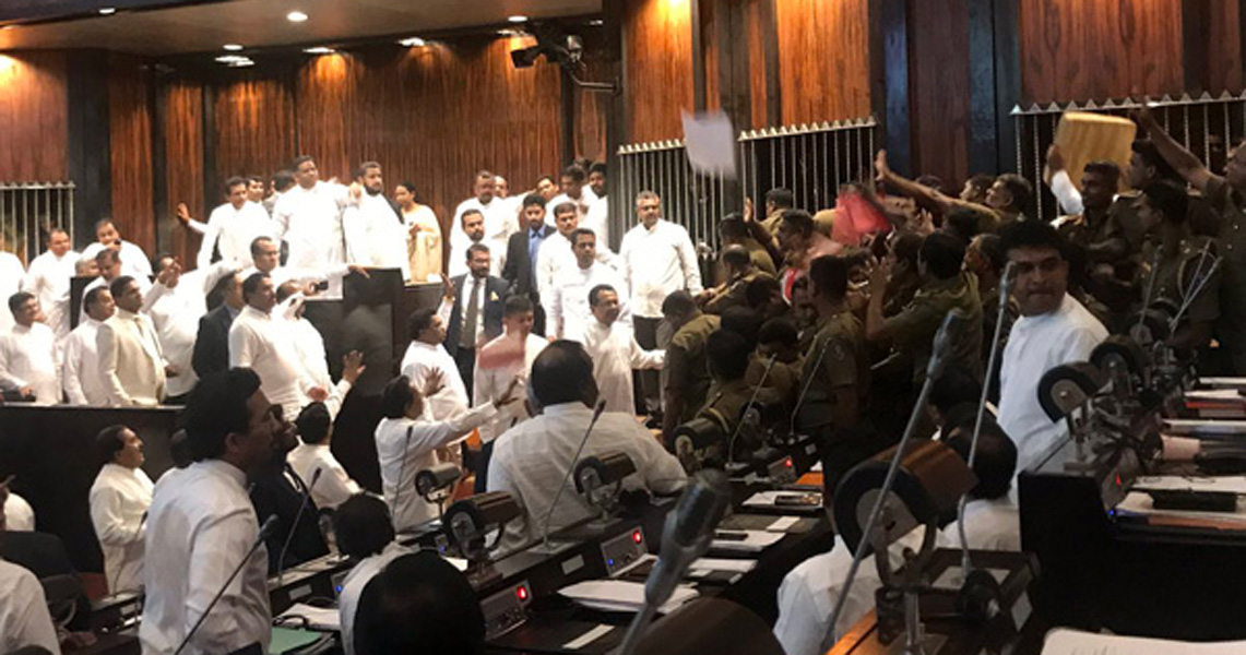 श्रीलंकाको संसदमा कुटाकुट, खुर्सानीको धुलो फ्याँके |