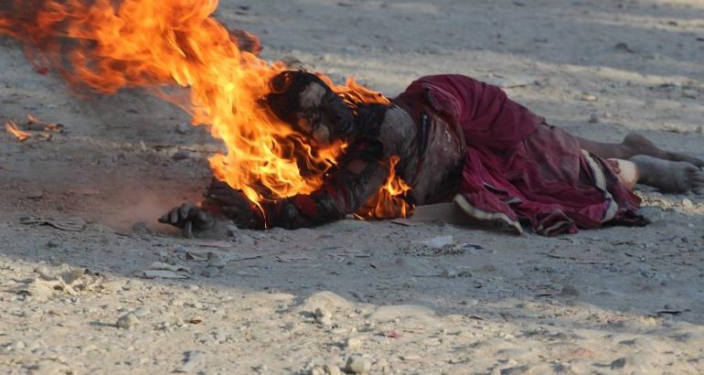 पोखरामा एक भारतीय महिलाले आफ्नै शरीरमा आगो लगाईन |