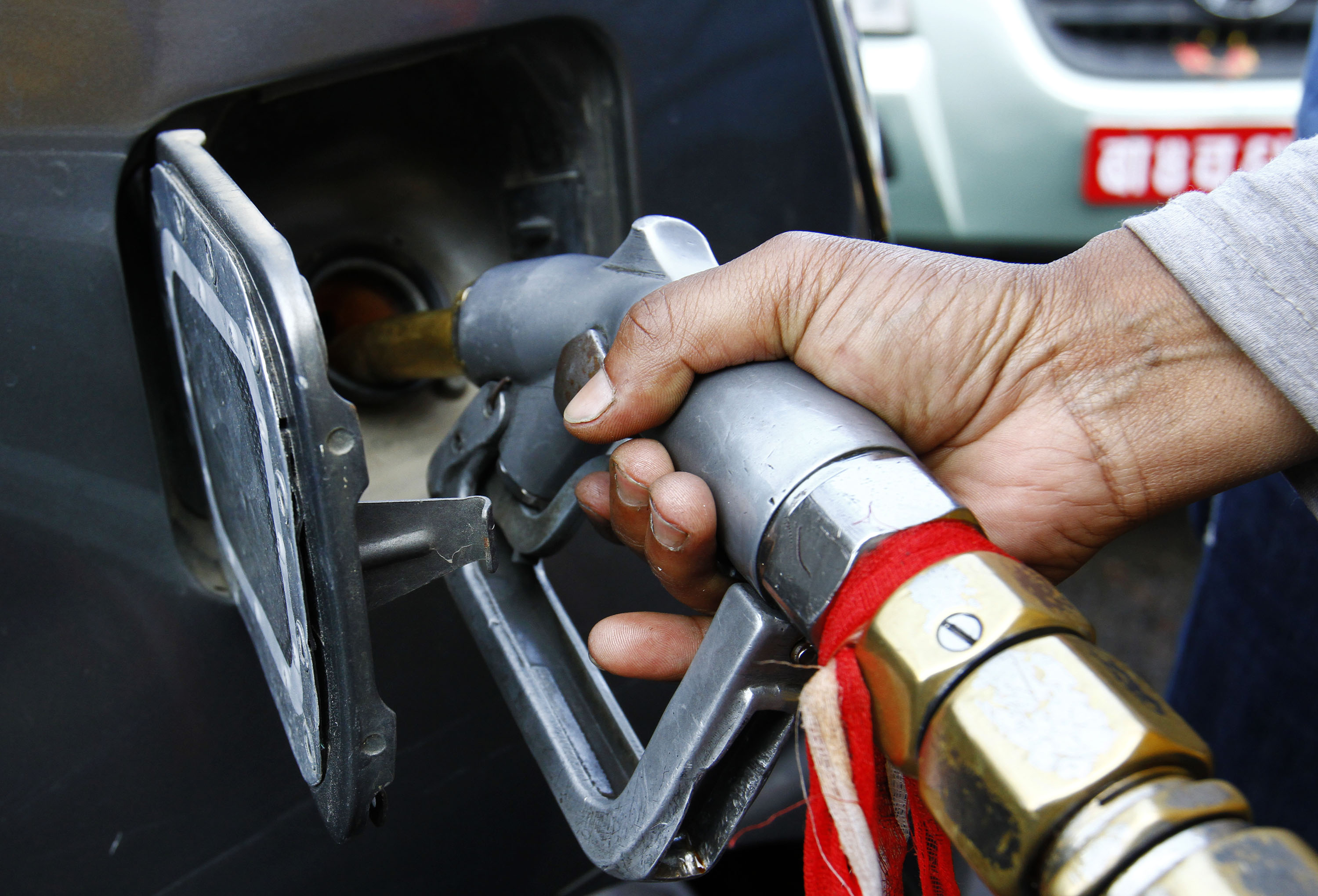 सरकारले फेरि बढायो पेट्रोलको मूल्य