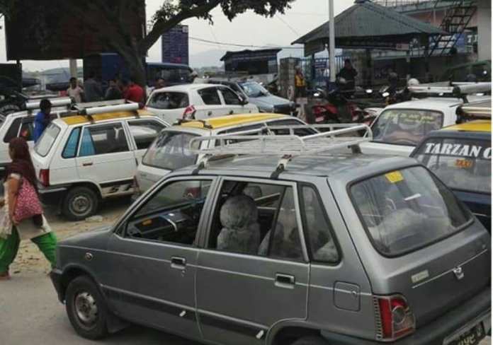 पोखराका मिटरमा नचल्ने ट्याक्सीहरु कारबाहीमा,सादा पोशाकका प्रहरीहरु परिचालन |