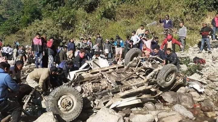 बागलुङमा जीप दुर्घटना हुँदा घटनास्थलमै १४ जनाको मृत्यु भएको छ ।